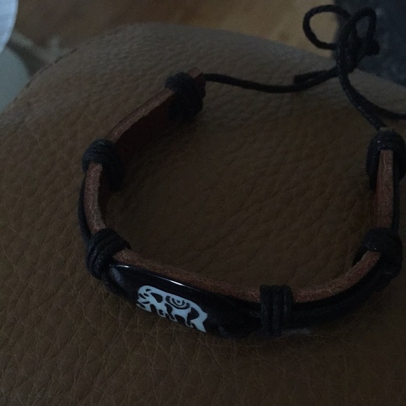 Leather bracelet with elephant design - Picture 3 of 4